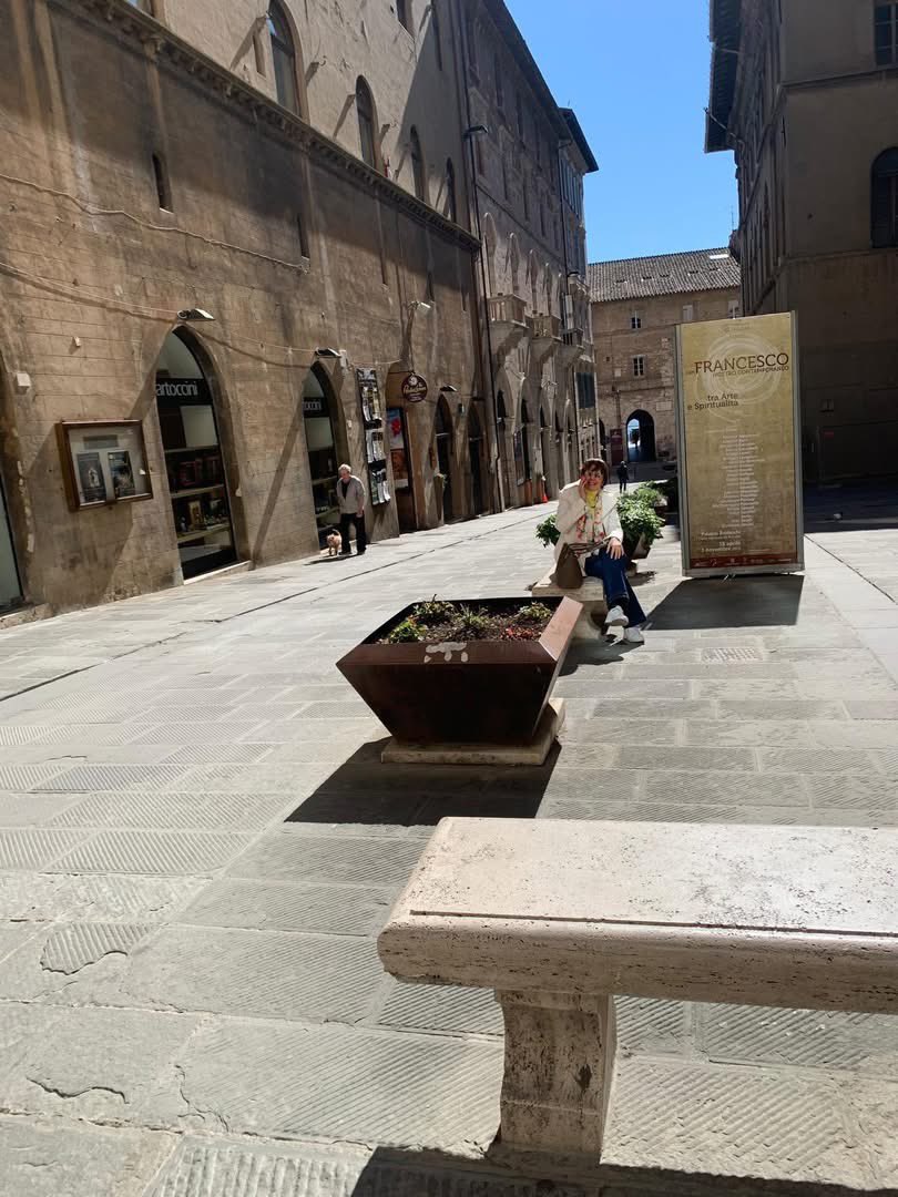 Una luminosa e rilassante mattinata a Perugia in attesa della cerimonia conclusiva del Premio letterario “Le pietre di Anuaria” presieduto da <a href="/SabrinaTonin/">Sabrina</a> e della cui Giuria faccio parte