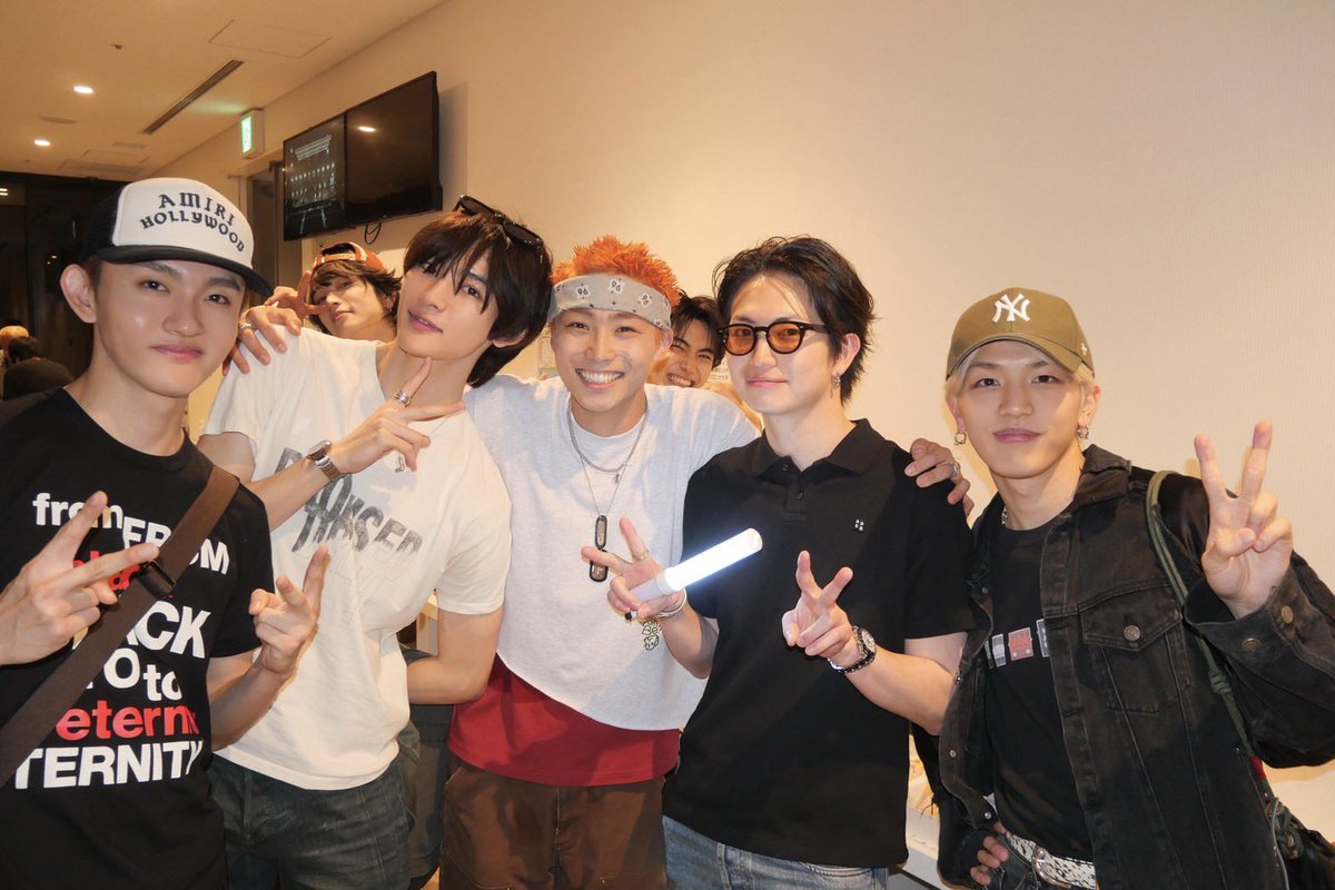 WATWING official tweet media