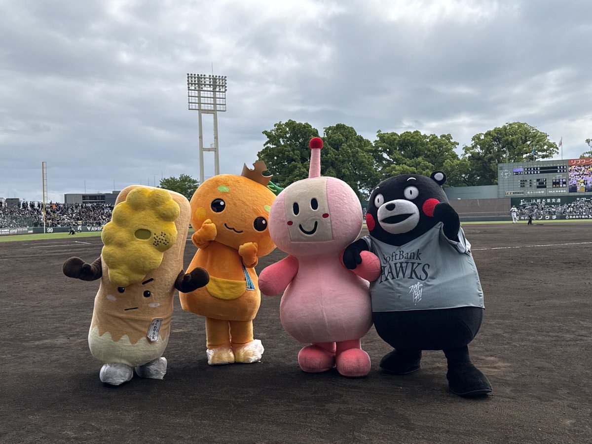 hawksHarry's tweet photo. ファイト！九州デーin熊本
悔しい結果でした！
明日の鹿児島では絶対に勝ちましょう！！
今日の始球式はくまモンでした！
力強い投球よかったよ♪
試合演出では、くまモン・ちくわサラ太・ジューシーくん・ケービィーも一緒に盛り上げてくれました！
ありがとう☆
#sbhawks #全新 #ファイト九州 https://t.co/oLWyDULksg