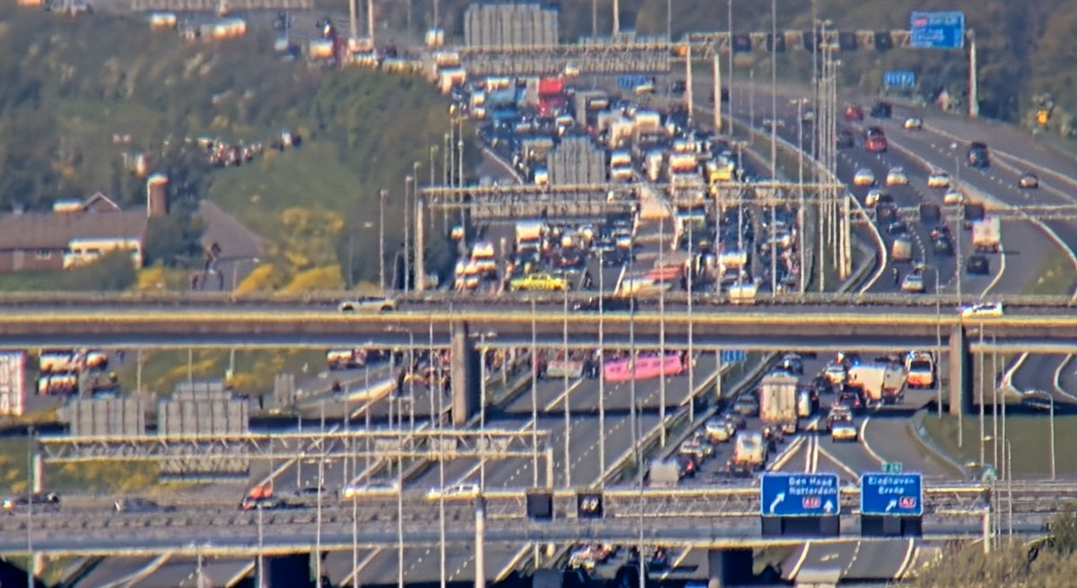 NowayNL's tweet image. Jah hoor en ze staan op de #snelweg #ExtinctionRebellion En dat is niet de afgesproken plek he! @GemeenteUtrecht @POL_Utrecht Nou ME er op af en weg knuppelen aanpakken die hap!

Livecam: rwsverkeersinfo.nl/cameras/21/a12…