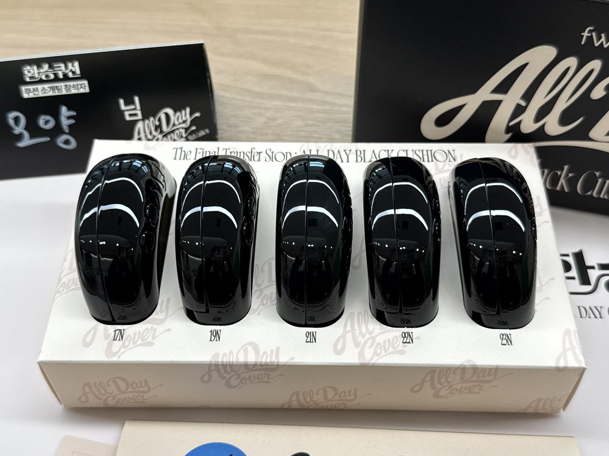 #협찬 #RT이벤트

퓌에서 이 갈고 만든 올데이 커버 블랙 쿠션！
#RT 추첨 두 분께 기획세트를 드려요 (5/4 발표)

커피챗에서 처음 만난 순간 블랙 패키지부터 맘이 설렜는데 결정했어요. 저 드디어 환승해요!!!! 
ㄴ어디로요? 퓌 올데쿠로 빠른 환승합니다 🖤