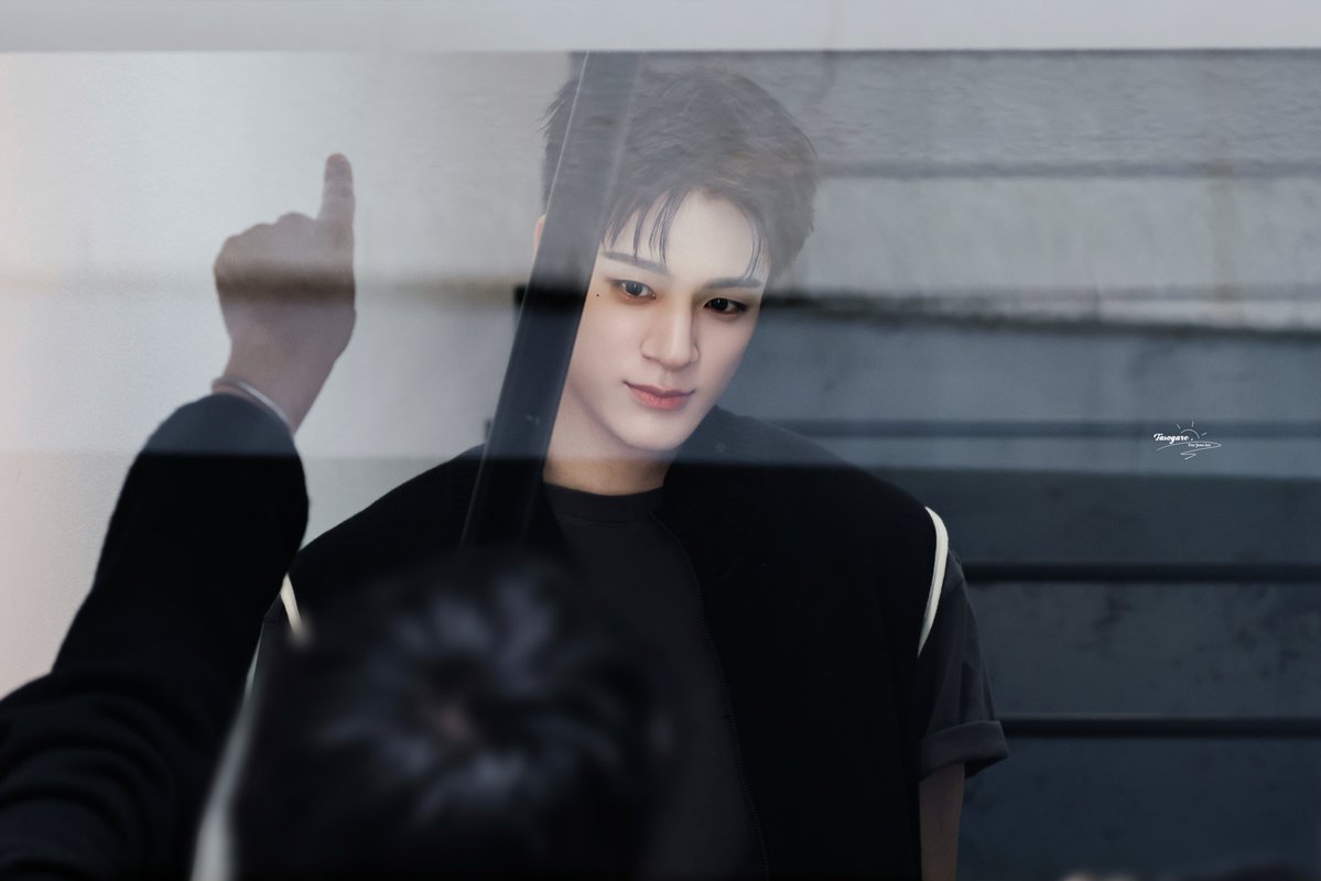 WOAH THIS PHOTO OF JENO IS MAGICAL