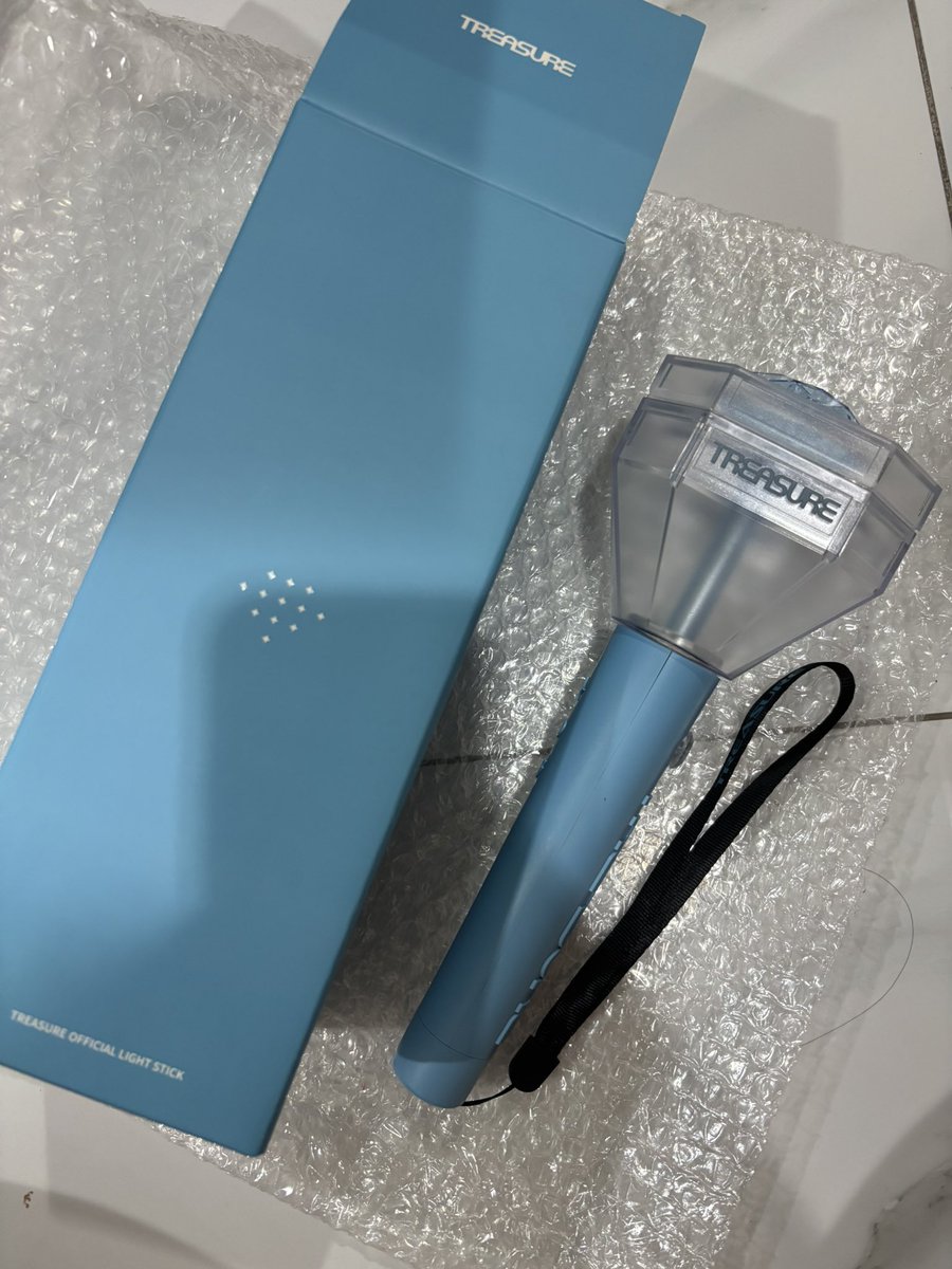 bababebly's tweet photo. ปล่อยแท่งไฟ บง TREASURE OFFICIAL LIGHT ( ทึไลท์ ) V.1  มีใครสนใจไหมคะ ใช้ไปคอนแค่ 1 ครั้ง สภาพใหม่เอี่ยม ไม่มีตำหนิ มีถ่านให้ในตัว ส่งต่อ 650 บาท ส่งฟรีค่ะ

#PULSE_ON_IN_BANGKOK 
#TREASURE_PULSE_ON_IN_BKK 
#ตลาดนัดเด็กสมบัติ https://t.co/KgfN9eZF0z