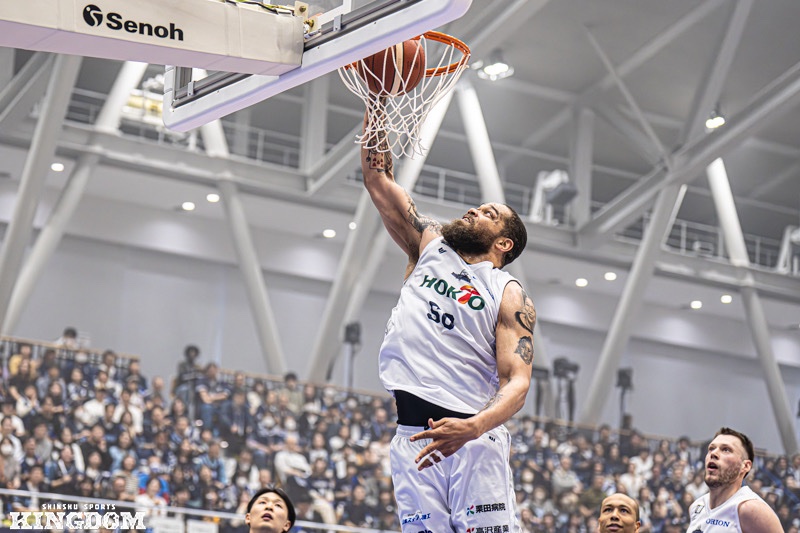 ssports_kingdom's tweet photo. 〈TOPICS〉
🏀#信州ブレイブウォリアーズ ⛰️

5月2日から始まるプレーオフ準々決勝と同一カードとなった今節。信州ブレイブウォリアーズは福井ブローウィンズを相手に82-65で勝利しました🔥

栗原ルイスは2月14日以来の復帰となり、3リバウンド2アシストを記録📝

現地からのコメントをお届けします。

💬勝久マイケル・ヘッドコーチ

ー試合の総括

両チームプレーオフ（PO）の順位も決まっていて、来週も対戦するというユニークな状況の試合だったが、福井さんもPOが関係あるのかいつものスタイルと若干変わっているという印象を受けた。我々はただ自分たちの一つひとつの習慣を良くし続けようということにフォーカスしようとしたし、その中で良いところもあれば、そうじゃないところもあった。明日もう一試合しっかり成長をし続けれるように、習慣の部分に関しては緩まないようにしたい。両チームが多くロードマネージング（プレータイムの調整）をするであろう中で、しっかり成長をし続けたいなと思う。

ー栗原ルイスの復帰について

ルイスがチームから離れる前も、ルイスに対してずっと思っていることは、結果的にシュートが入っても入らなくても、結果的に良いプレーになってもミスになっても、彼は本当に素晴らしい選手。頭も良くて必ず全力を尽くすし、必ず正しい場所にいるし、本当にバスケットボールプレイヤー。なので長い期間いなかったのは悲しかったし、今日復帰できて本当に良かった。そして予想通り必ず正しい場所にいて、正しいことをやって時間が空いた中でも素晴らしいプレーをしたと思う。

💬土家大輝

ー勝利した一方でターンオーバーが目立つシーンもあった。

相手のディフェンスの形をしっかり理解した上で、誰かがペイントアタック（ゴール下のエリア）をした時に、ペイント内で焦ってプレーするんじゃなくて、しっかり止まってオープンのところにパスをすることは練習からやってきている。そこの判断が特に前半良くなかったのかなと思う。

ー具体的にどのよう判断の悪さがあったのか

自分たちの悪い癖として、ウェイン（マーシャル）とかマイク（ダウム）と一緒にプレーしている時間帯はどうしてもアドバンテージを作る手段として、ピック&ロールに頼りすぎているところがある。「そこを狙わないといけない」とパスばかりを考えているので、まずは一人ひとりがアドバンテージがあって抜けるなら、アタックファーストで仕掛けていくことが鍵になってくると思う。