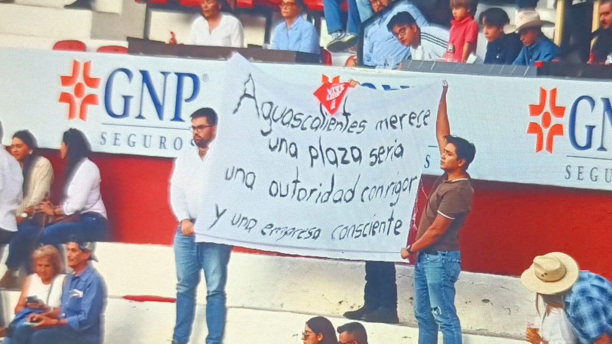 Otra toma más de la exigencia que tiene una parte del sector taurino de Aguascalientes por la calidad de la fiesta brava local. 

Me informan que los sacaron de la plaza. Qué delicados!!!