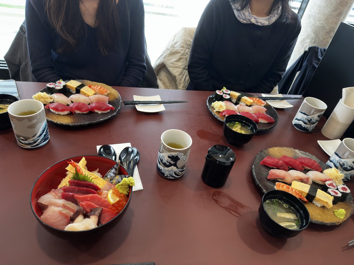 ibuski's tweet photo. 家族四人でデュッセルドルフはもう何年振りかな。ランチは安定のやばせ、開店前の行列に並ぶ。上チラシ、大満足どけど円換算すると七千円とかなってヤバい。3800円と思って食べてるけど。 https://t.co/ksEQEFohla