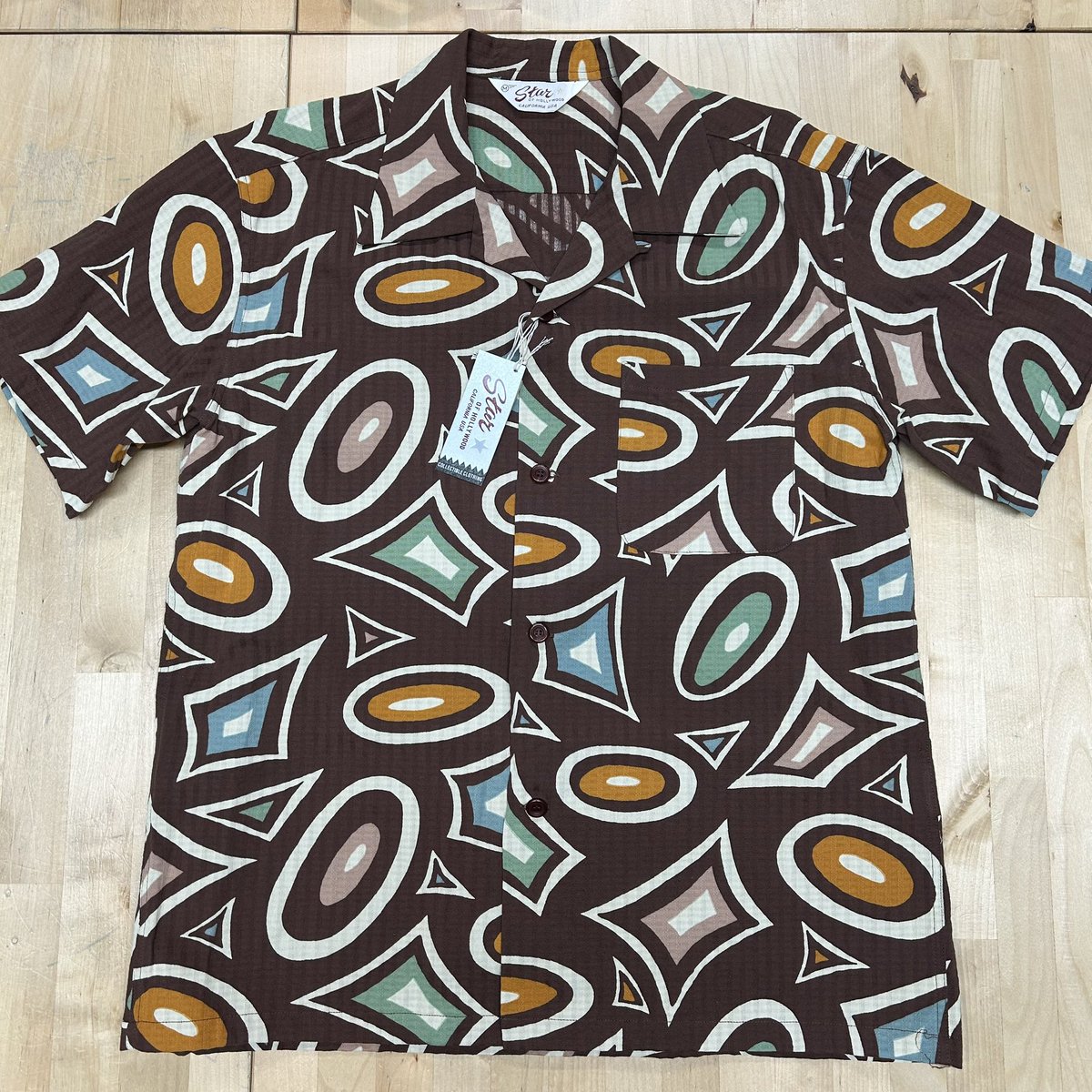 j_mochi's tweet image. 【STAR OF HOLLYWOOD】
【品番: SH39712-138(BROWN)】
「MODERN」
「DOBBY COTTON OPEN SHIRT」

素材:綿100%
税込価格:¥20900
日本製
Mid 1950s
Dobby Cotton
Discharge Print

mochizuki.fashionstore.jp/items/142879999