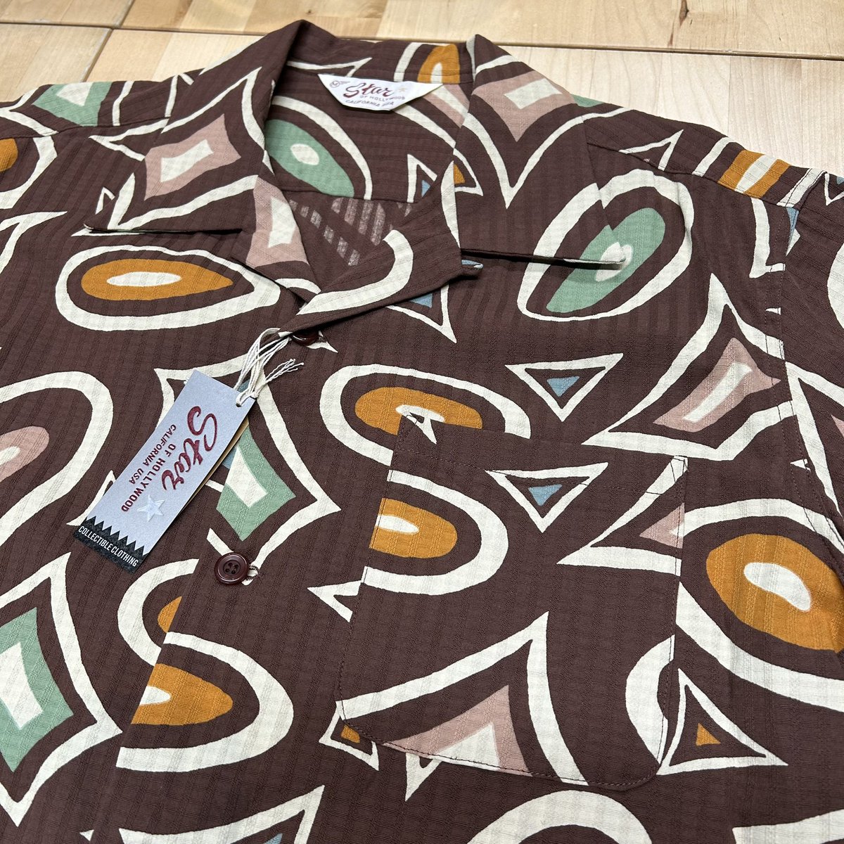 j_mochi's tweet image. 【STAR OF HOLLYWOOD】
【品番: SH39712-138(BROWN)】
「MODERN」
「DOBBY COTTON OPEN SHIRT」

素材:綿100%
税込価格:¥20900
日本製
Mid 1950s
Dobby Cotton
Discharge Print

mochizuki.fashionstore.jp/items/142879999