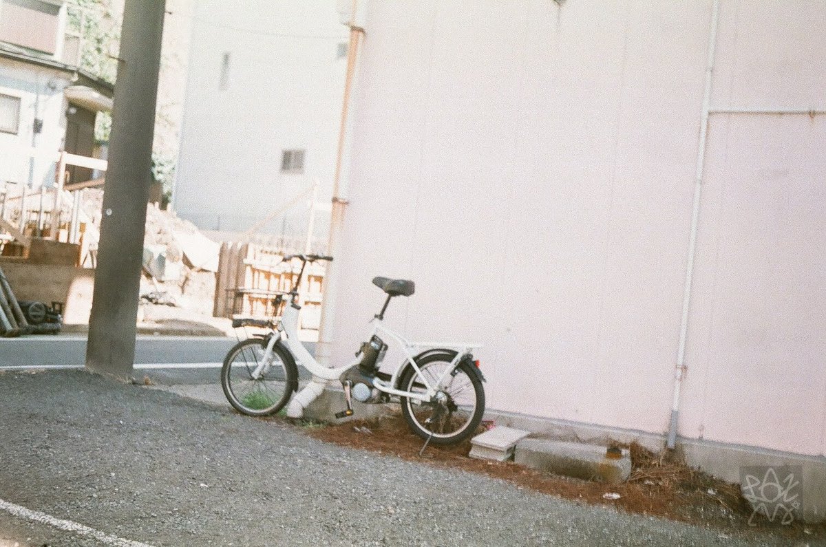 Laxmi777's tweet image. １日１輪
      〜しろかべ〜 

Kodak Signet35  / Ektar 44/3.5  1951USA
Fuji SUPER G ACE400 期限切れフィルム
#自転車 #バイク #bicycle #二輪車 #Twowheeler
#film #filmphotography #filmcamera #チャンプカメラ #フィルム写真 #フィルムカメラ