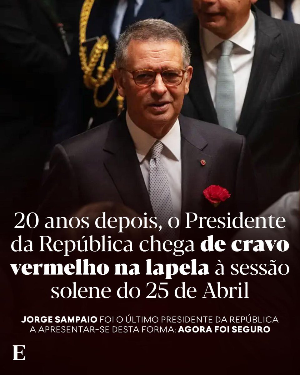 🌹 Há 20 anos, desde Jorge Sampaio, que não se via um Presidente da República com um dos símbolos mais fortes da Revolução de Abril na lapela nestas sessões solenes. Siga as atualizações das cerimónias do 25 de Abril: expresso.pt/politica/2026-…

📷 Tiago Miranda/Expresso