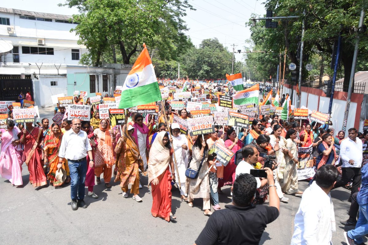 SethSanjayMP's tweet photo. 📍 रांची 

नारी सम्मान के लिए सशक्त आवाज!!

नारी शक्ति वंदन अधिनियम का कांग्रेस और सभी विपक्षी पार्टियों ने विरोध कर देश की हर महिला का अपमान किया है। विपक्ष के इस नारी विरोधी रवैए को लेकर रांची में मोराबादी से अल्बर्ट एक्का चौक तक भाजपा के द्वारा विशाल महिला आक्रोश मार्च निकाला गया। महिलाओं के अधिकारों पर विपक्ष के द्वारा किए जा रहे प्रहार और उन्हें आगे बढ़ाने के रास्ते में रोड़े अटकाने के खिलाफ आज झारखंड की नारी शक्ति भाजपा के नेतृत्व में सड़कों पर उतर आई।  चिलचिलाती धूप और भीषण गर्मी में भी हजारों माताओं, बहनों और बेटियों ने अपनी दमदार उपस्थिति दर्ज कराई और आक्रोश व्यक्त किया।
यह मार्च हर नारी शक्ति के सम्मान, सुरक्षा और अधिकारों की रक्षा का संकल्प है। भारतीय जनता पार्टी के नेतृत्व में आयोजित इस आक्रोश मार्च ने स्पष्ट संदेश दिया है कि अब नारी शक्ति का विरोध नहीं सहा जाएगा।  नारी सम्मान से कोई समझौता नहीं किया जाएगा। #NariShaktiVandan
#NariShaktiVandanAdhiniyam 
#Ranchi #Jharkhand