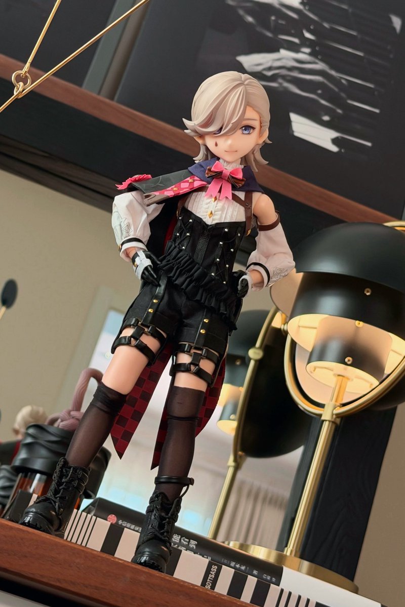 such a dashing and confident looking Lyney 💓 he can even stand up without a support frame ✌️