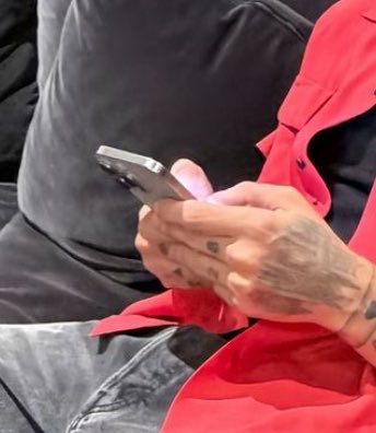 alwaysslouu28's tweet photo. No phone case and no screen protector. Alright Louis. It gives “I can just buy a new one anyway, don’t need to spend that extra money” 😪 https://t.co/T4LTYFkzl1
