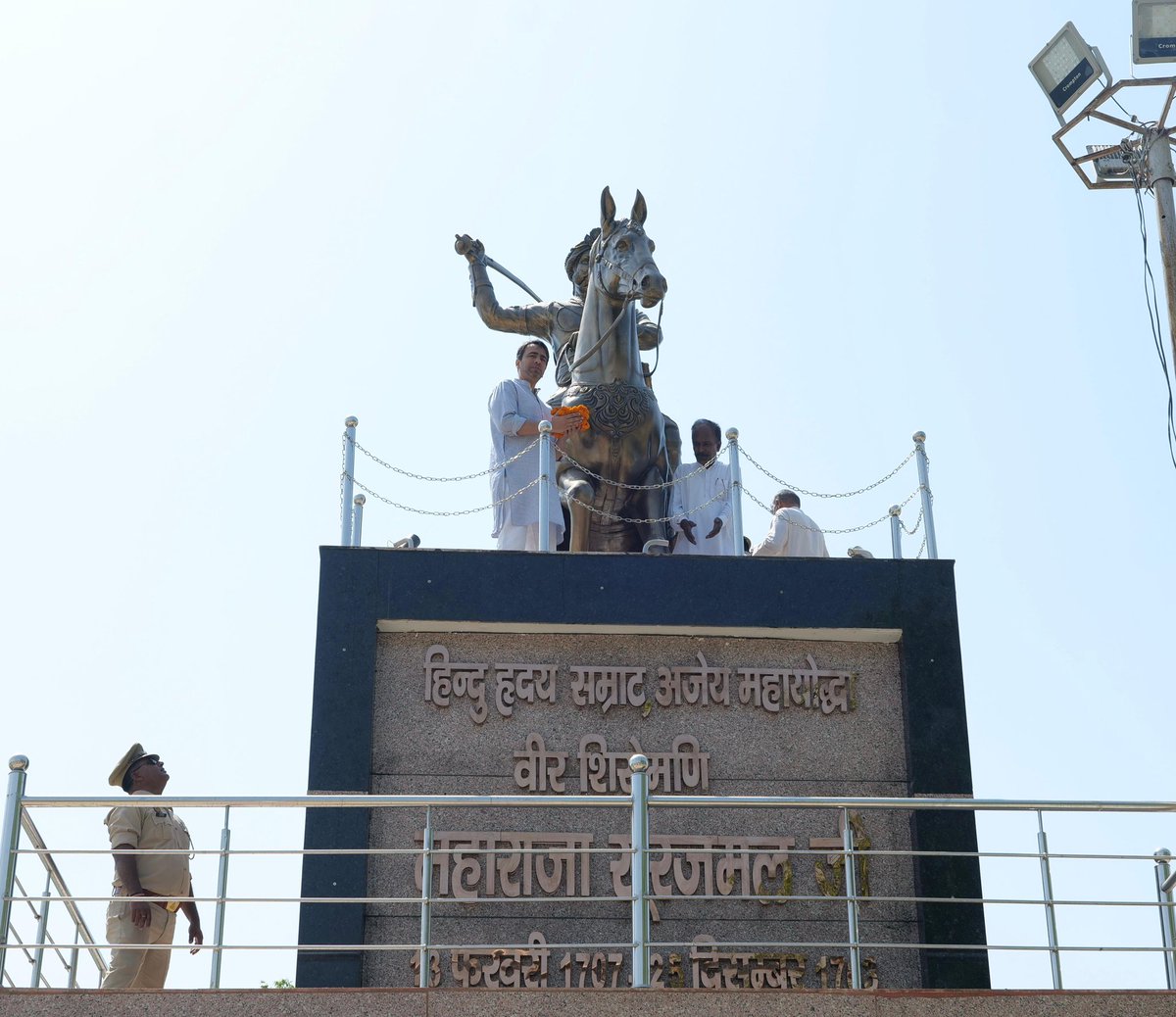 आज सकौती टांडा में केंद्रीय मंत्री सह राष्ट्रीय अध्यक्ष चौधरी जयन्त सिंह जी ने वीर प्रतापी, महा पराक्रमी महाराजा सूरजमल जी की प्रतिमा पर पुष्प अर्पित कर भावपूर्ण श्रद्धांजलि अर्पित की।

वीरता, दूरदर्शिता और राष्ट्र निर्माण के प्रतीक महाराजा सूरजमल जी को शत-शत नमन। भरतपुर के महान