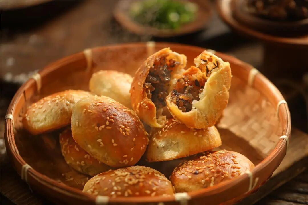bluceqian9's tweet image. 备料到出炉，传统金华酥饼烤制需要经过18道工序：梅干菜需提前晾晒、切细，肥膘肉丁要切得匀称，调以菜油、饴糖水和精盐，裹上碱面，再贴上芝麻，最后贴进特制的饼桶炉壁里，炭火慢烘而成，整个过程一气呵成😆😃#Chinesefood #AmazingJinhua