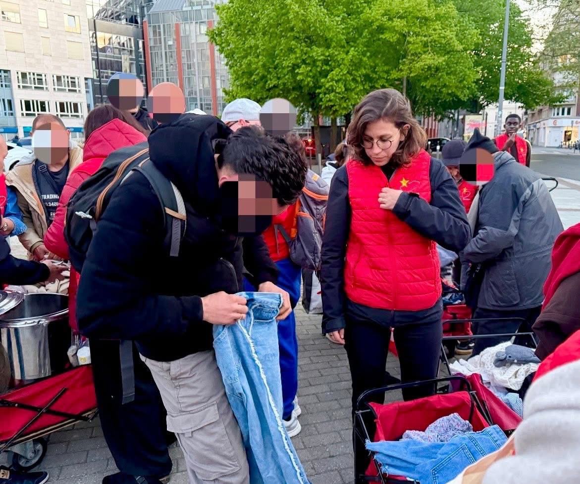 BouananiKalid's tweet image. Un regard, quelques mots, un café chaud parfois, c’est tout ce qu’il faut pour redonner un peu de dignité.

👉 Être là, simplement.
👉 associationcoeuretoile.art.blog

#Solidarité #Dignité #SansAbri #Lille #Fraternité