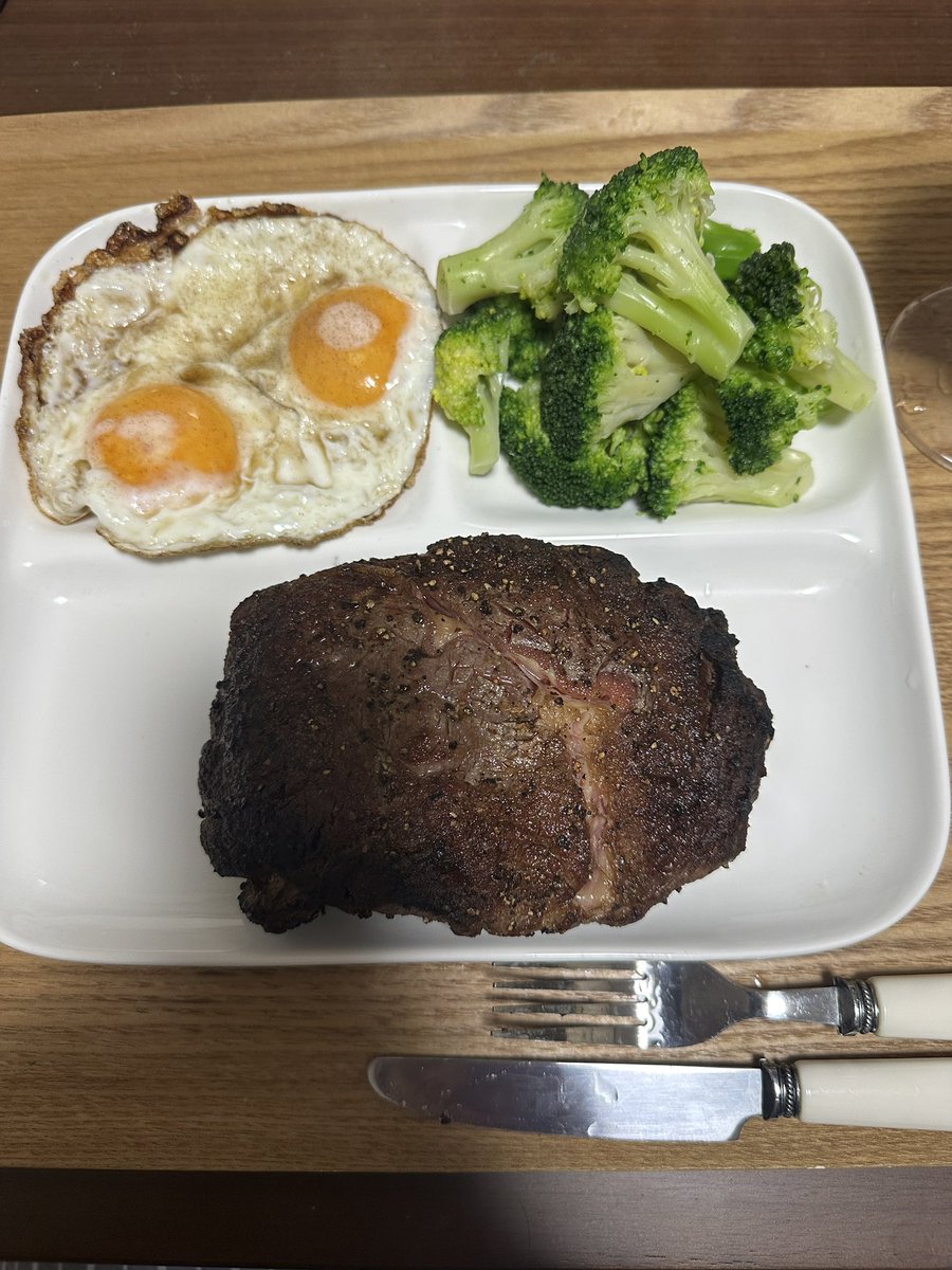 aquarianage1's tweet photo. ミートガイ
お試しセットで購入したステーキを調理して見た。
アメリカニキがガンガンに熱しろ！(200度)というコメ通りやったら、煙と炎が凄いことになった。
でも美味い！！
確かに美味い。やっぱデカイ肉の調理方法は、アメリカニキが最強か… https://t.co/XGNuc4Jw3D