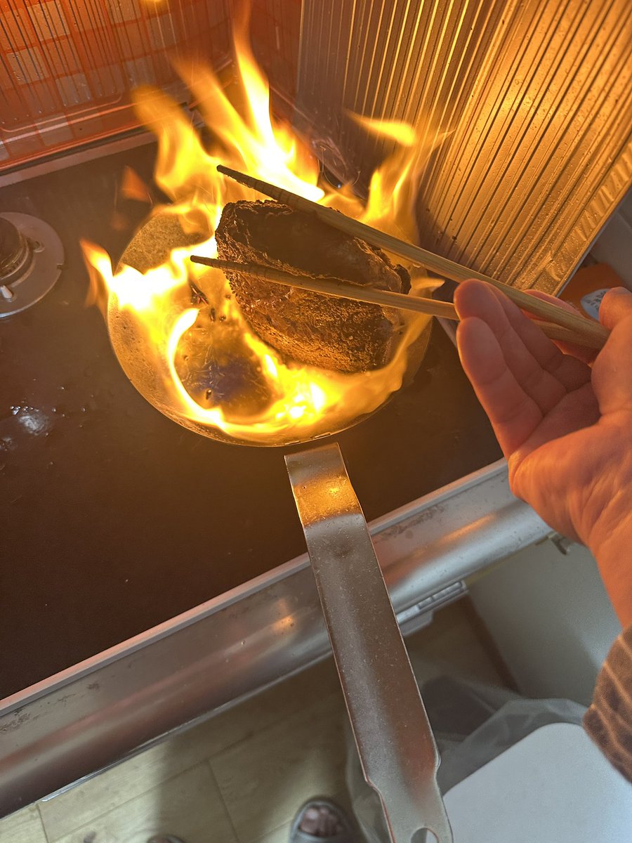 aquarianage1's tweet photo. ミートガイ
お試しセットで購入したステーキを調理して見た。
アメリカニキがガンガンに熱しろ！(200度)というコメ通りやったら、煙と炎が凄いことになった。
でも美味い！！
確かに美味い。やっぱデカイ肉の調理方法は、アメリカニキが最強か… https://t.co/XGNuc4Jw3D