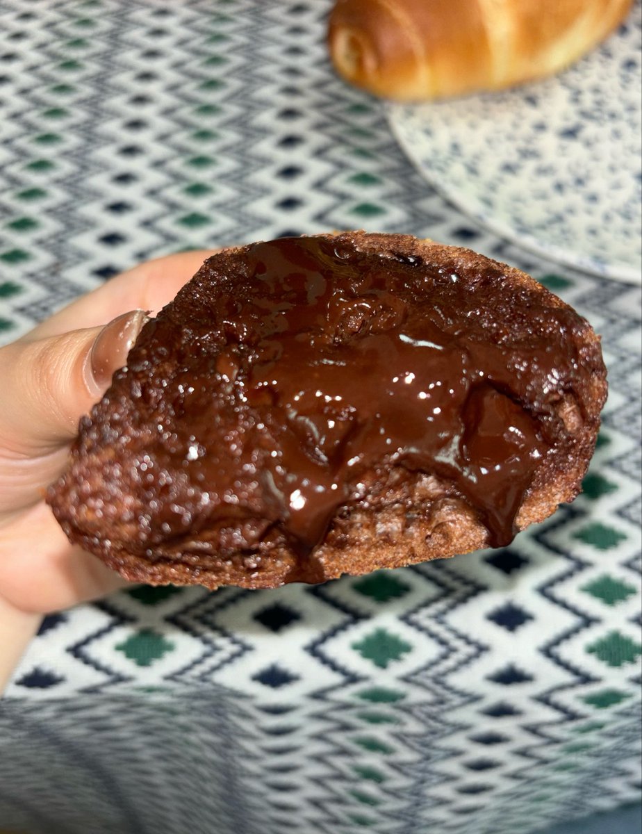 Mrs_breadx2's tweet photo. 🥖퍼시먼즈🍫

개폭룡적인 초코바게트를 먹을 수 있뜸😍😍😍 산본의 자랑 🤩🤩🤩
초코 바게트랑 단호박 크림치즈 치아바타 사서 길빵 해주면 돼..🚶‍♀️
꼭 에프 140도 2분 돌려서 먹기!!!!!!! https://t.co/rcSHdWJhKj