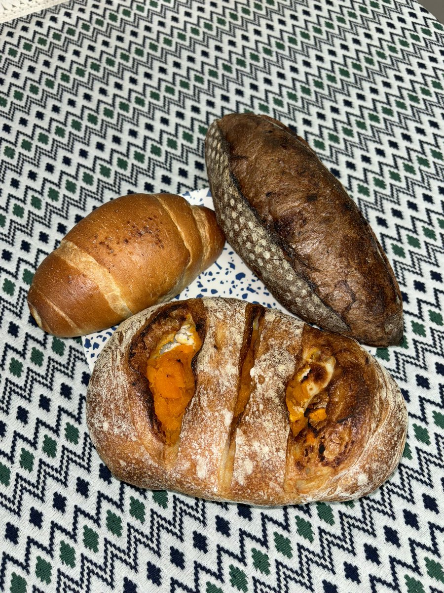 Mrs_breadx2's tweet photo. 🥖퍼시먼즈🍫

개폭룡적인 초코바게트를 먹을 수 있뜸😍😍😍 산본의 자랑 🤩🤩🤩
초코 바게트랑 단호박 크림치즈 치아바타 사서 길빵 해주면 돼..🚶‍♀️
꼭 에프 140도 2분 돌려서 먹기!!!!!!! https://t.co/rcSHdWJhKj