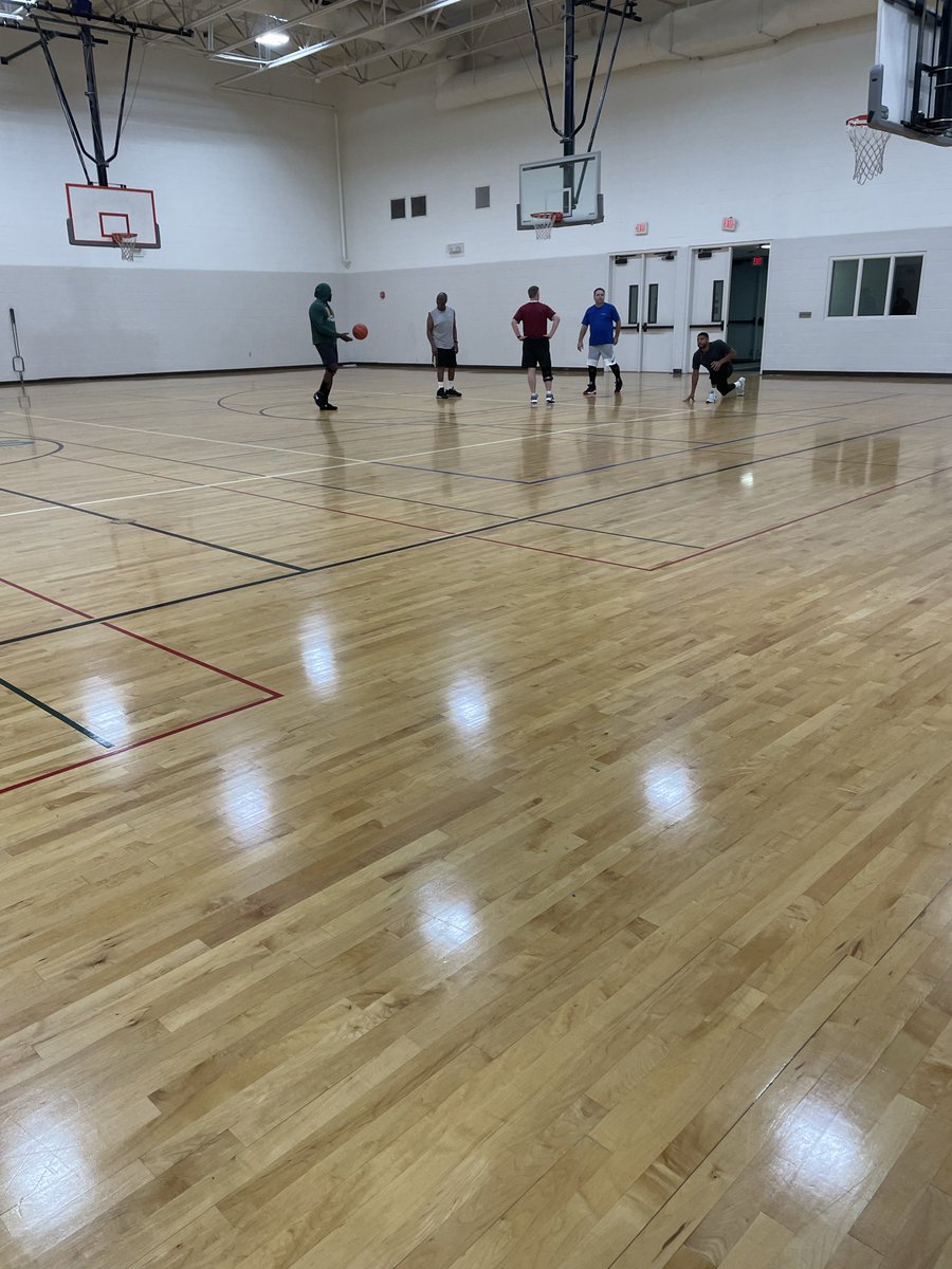 TheB24Liberator's tweet photo. early morning hoops https://t.co/gl4AcsRWYL