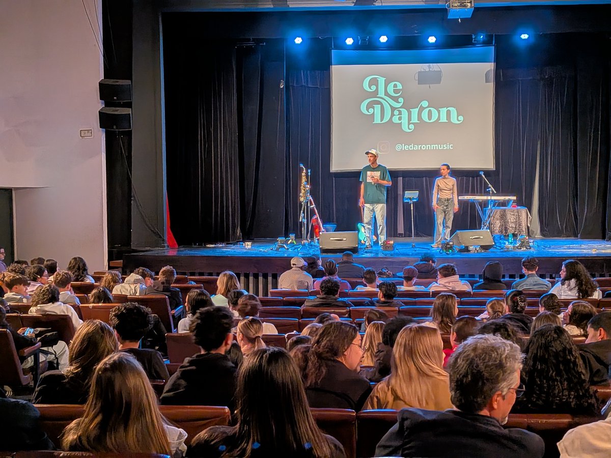 Dsden90's tweet photo. 🎶Un concert pour lutter contre le harcèlement
Les 22 et 23 avril, des concerts forum par l’artiste Le Daron ont touché 560 élèves du lycée Follereau et 650 élèves du collège Vinci
📍Une action soutenue par la Cité éducative de Belfort
@acbesancon @NathalieAlber15 @DaugeJacques https://t.co/oNk0pUsmhm