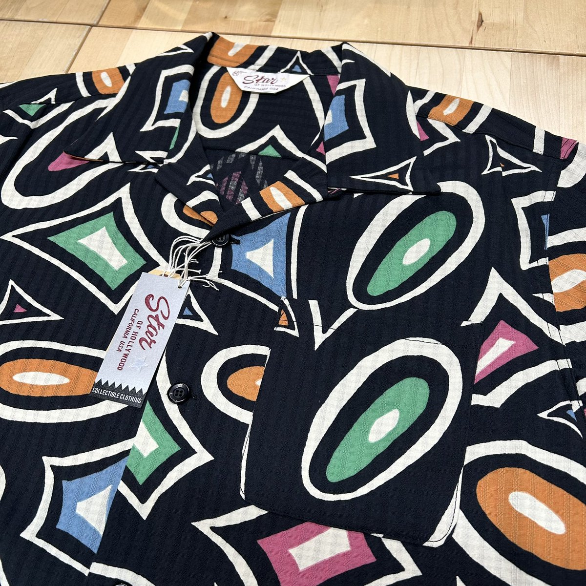 j_mochi's tweet image. 【STAR OF HOLLYWOOD】
【品番: SH39712-119(BLACK)】
「MODERN」
「DOBBY COTTON OPEN SHIRT」

素材:綿100%
税込価格:¥20900
日本製
Mid 1950s
Dobby Cotton
Discharge Print

mochizuki.fashionstore.jp/items/142880283