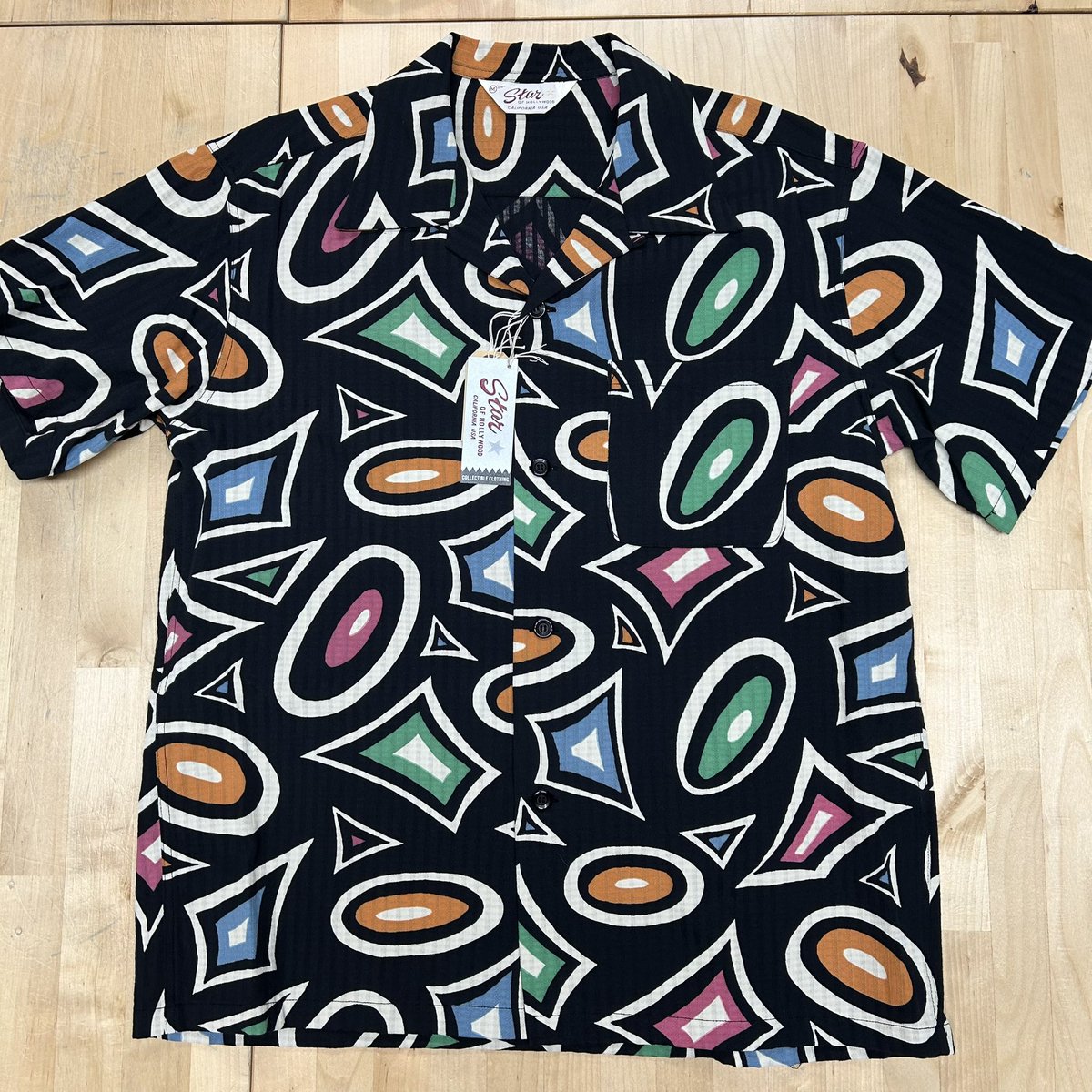 j_mochi's tweet image. 【STAR OF HOLLYWOOD】
【品番: SH39712-119(BLACK)】
「MODERN」
「DOBBY COTTON OPEN SHIRT」

素材:綿100%
税込価格:¥20900
日本製
Mid 1950s
Dobby Cotton
Discharge Print

mochizuki.fashionstore.jp/items/142880283