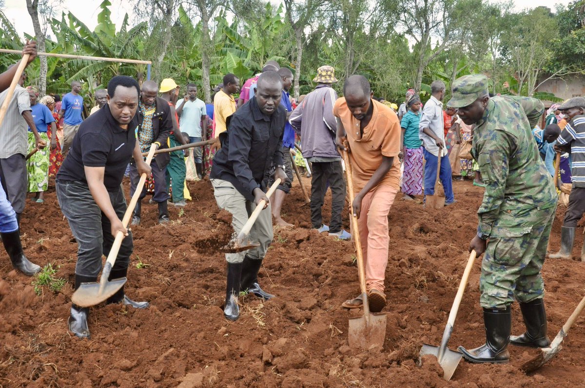 RwandaSouth's tweet photo. None, ES w'Intara y'Amajyepfo @VedasteNshimiy, ubuyobozi bw'Akarere ka @Kamonyi bifatanyije n'abaturage mu muganda rusange usoza ukwezi kwa Mata,2026 . hakozwe ikibuga cya Kazirabonde mu Murenge wa #Ngamba. https://t.co/pM4AEeBLnS