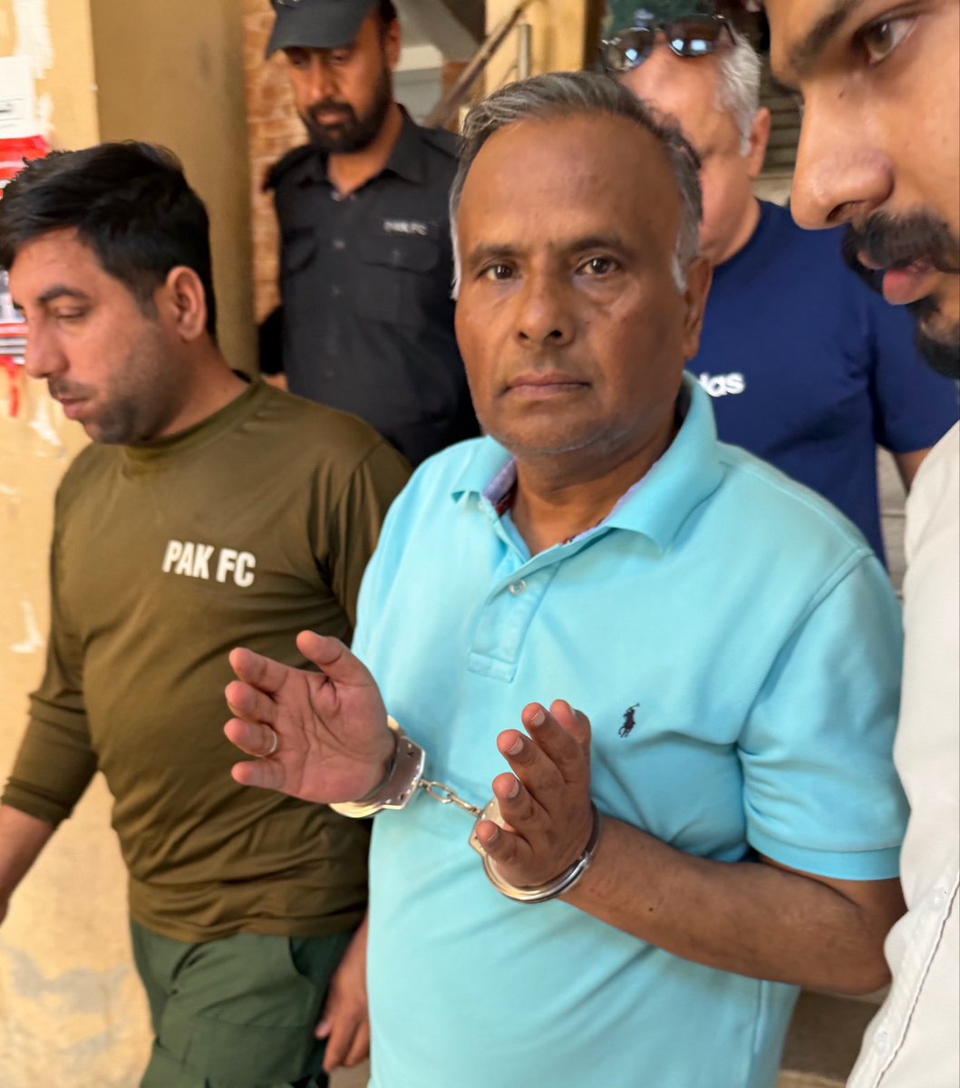 نیشنل سائبر کرائم ایجنسی کی طرف سے جسمانی ریمانڈ کی درخواست مسترد کرتے ہوئے ڈسٹرکٹ مجسٹریٹ یاسر محمود نے گرفتار صحافی فخر الرحمان کو جوڈیشل ریمانڈ پر اڈیالہ جیل بھیجنے کا حکم جاری کر دیا۔اسکے بعد صحافی کے وکیل بیرسٹر احد کھوکھر نے درخواست ضمانت دائر کر دی جو پیر کے دن سماعت کے