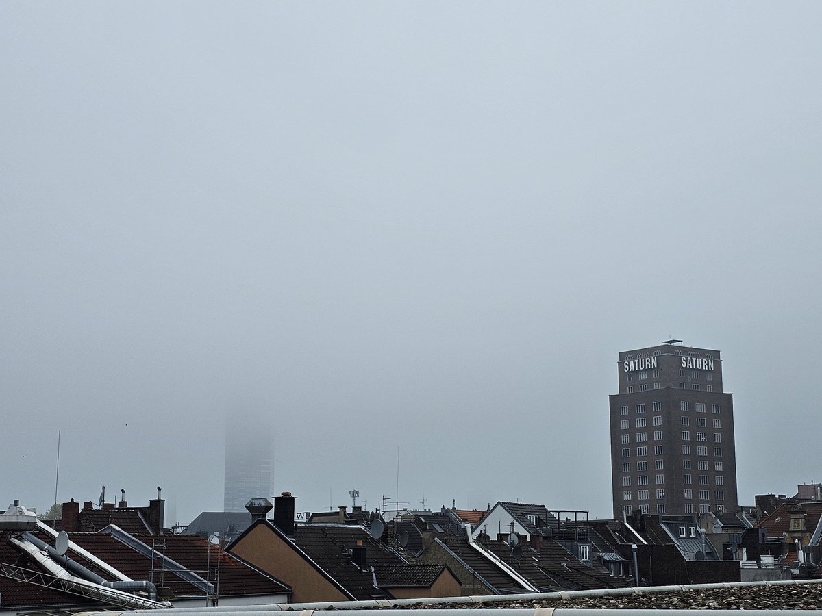 wetterkoess's tweet image. Der #Nebel hält sich aktuell noch hartnäckig (vs. rechtes Bild von gestern Abend)
#Köln