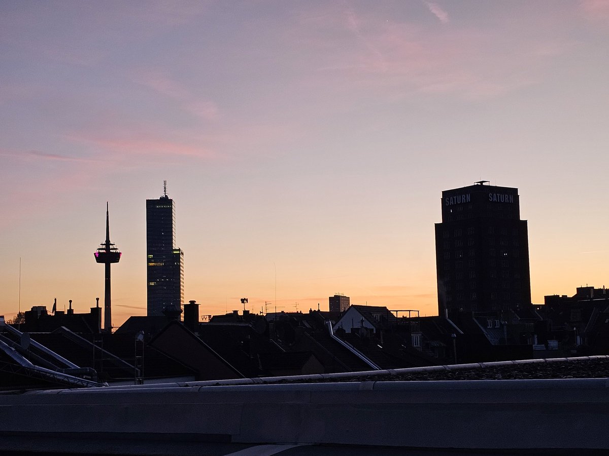 wetterkoess's tweet image. Der #Nebel hält sich aktuell noch hartnäckig (vs. rechtes Bild von gestern Abend)
#Köln