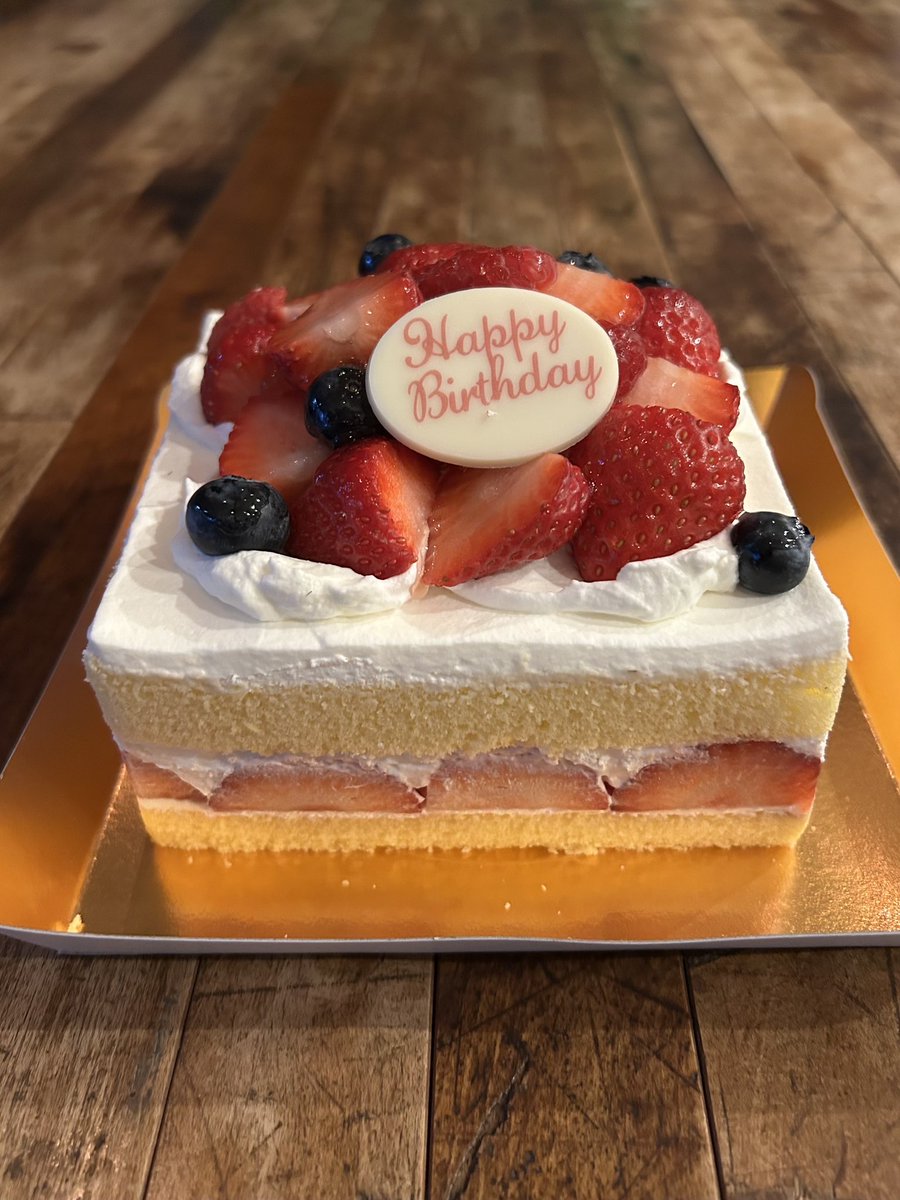 3SOtYPmMpiyS0DI's tweet image. 我が家の4匹の末っ子も自分と同じ誕生日🎂🐈

ケーキ食べて今夜の薔薇の隊🌹の集まりに備えよう✨

#MonsterHunterWilds 

#モンハンワイルズ