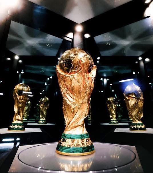 🚨  NEW: These are the OFFICIAL rules for the 2026 World Cup!

1️⃣ 𝗤𝗨𝗜𝗖𝗞 𝗦𝗨𝗕𝗦: When a player is substituted, they have 10 seconds to leave the field. If they exceed this time, the incoming player must wait one minute before entering, meaning their team will temporarily
