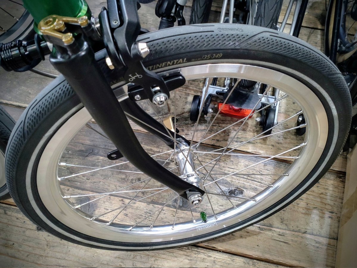 hiromoto180203's tweet image. 年末年始にかけて5速化〜後ホイール交換まででしたが、本日ようやく前ホイールも交換✨
ハブはもちろんテルミニさんオリジナル✨

これでやっと、前後で艶ありピカピカホイールで揃いましたね😃👍

ちなみに、重量測ったら10.10kg…
純正Pに追いつけてきた
#BROMPTON
#ブロンプトンカスタム
