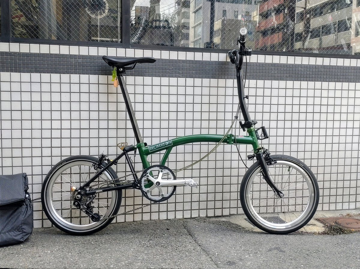 hiromoto180203's tweet image. 年末年始にかけて5速化〜後ホイール交換まででしたが、本日ようやく前ホイールも交換✨
ハブはもちろんテルミニさんオリジナル✨

これでやっと、前後で艶ありピカピカホイールで揃いましたね😃👍

ちなみに、重量測ったら10.10kg…
純正Pに追いつけてきた
#BROMPTON
#ブロンプトンカスタム
