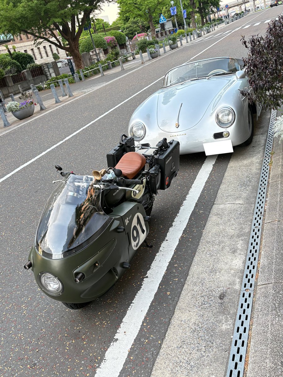 RT @hz7j3J4jGs4174: コーヒーを買って店を出たらカフェの前が1950年代