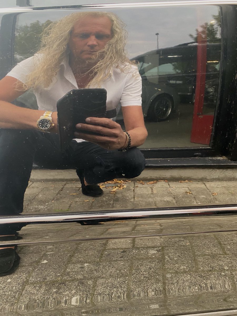 Toppunt van goed polijsten en Protech er om dat de lak een spiegel wordt en 40%meer glans opbrengst als je dat wil kom naar krooncarcosmetics #protech #krooncarcosmetics #hoogeveen