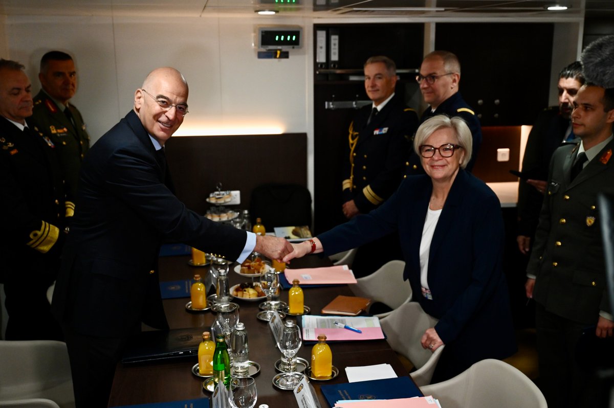 NikosDendias's tweet image. Πραγματοποίησα διμερή συνάντηση με τη Γαλλίδα ομόλογό μου Catherine Vautrin @CaVautrin επι της Φρεγάτας ΚΙΜΩΝ. Συζητήσαμε τρόπους περαιτέρω σύσφιξης των άριστων αμυντικών μας διμερών σχέσεων σε ένα περιβάλλον καθημερινών προκλήσεων ασφάλειας.

#Greece #France #defense