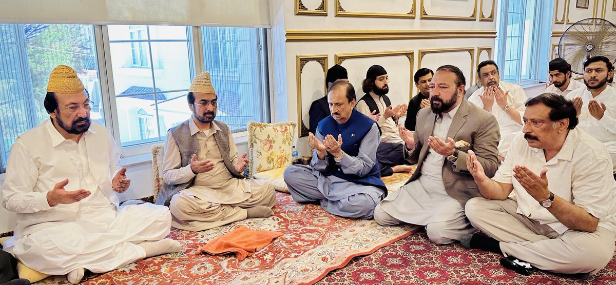 سابق صوبائی وزیر صحت و بہبود آبادی پنجاب،ڈاکٹر جمال ناصر، شرجیل میراور راجہ عامر کے ہمراہ زوجہ حضرت پیر سید شاہ عبدالحق اور والدہ ماجدہ حضرت پیر سید معین الحق شاہ گیلانی،حضرت پیر سید قطب الحق شاہ گیلانی کی وفات پردعائے مغفرت کررہے ہیں۔
#condolences #Golra #islamabad
