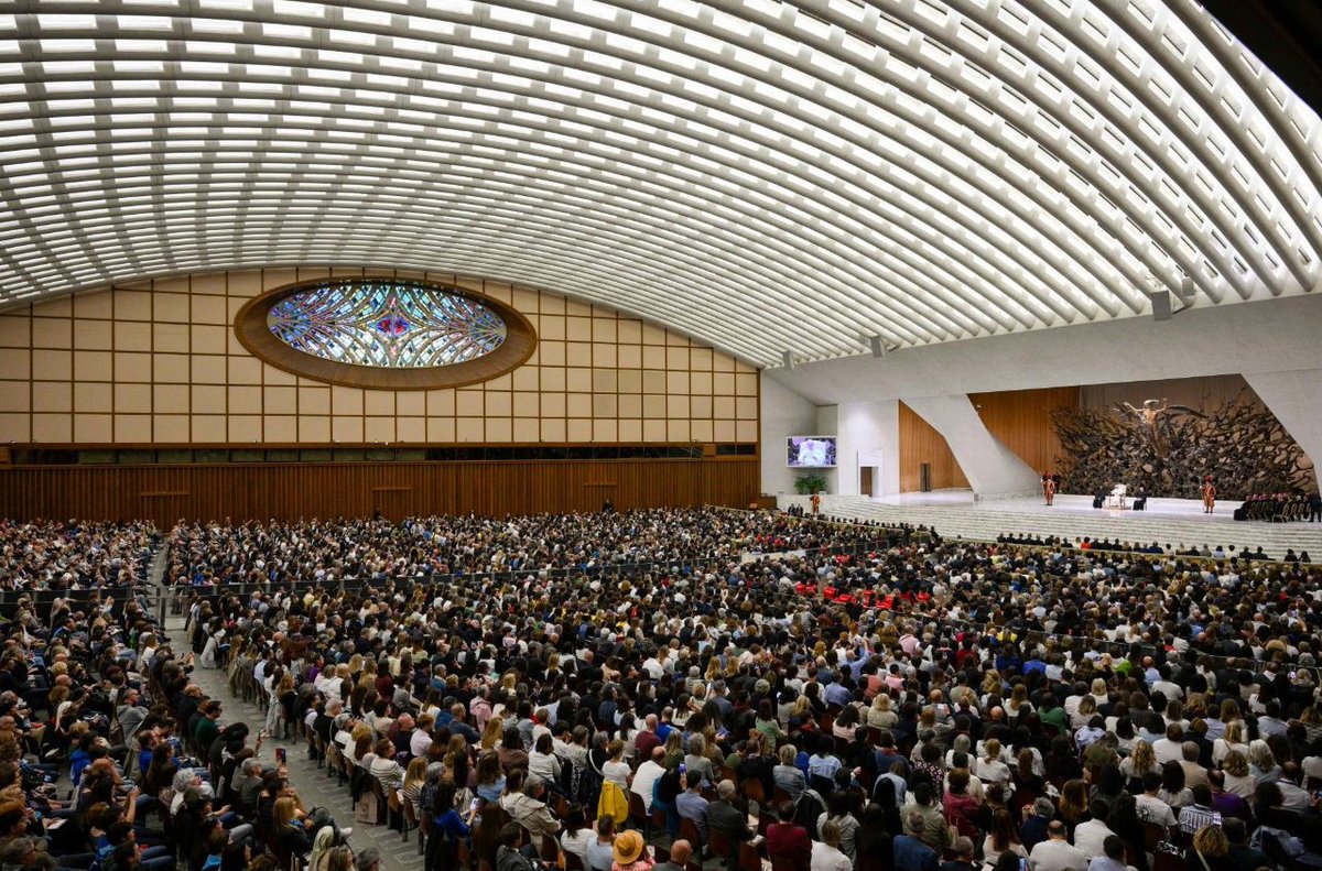 vaticannews_it's tweet image. Il #Papa ricorda ai docenti che ai #giovani non servono “risposte preconfezionate” alle grandi domande della vita, ma “vicinanza e onestà” da adulti autorevoli e responsabili