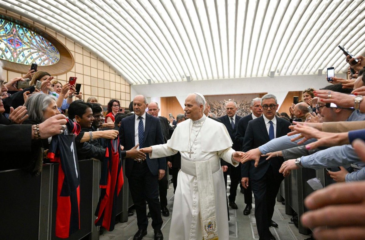 vaticannews_it's tweet image. Il #Papa ricorda ai docenti che ai #giovani non servono “risposte preconfezionate” alle grandi domande della vita, ma “vicinanza e onestà” da adulti autorevoli e responsabili