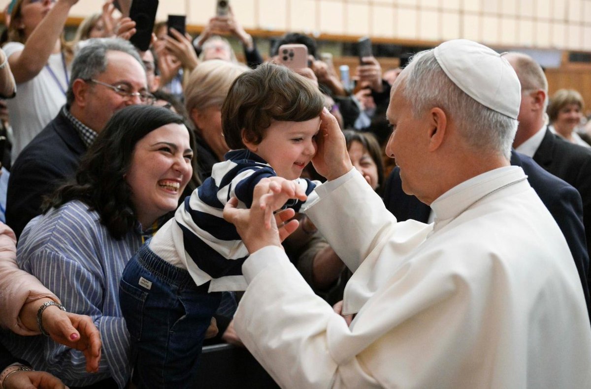vaticannews_it's tweet image. Il #Papa ricorda ai docenti che ai #giovani non servono “risposte preconfezionate” alle grandi domande della vita, ma “vicinanza e onestà” da adulti autorevoli e responsabili