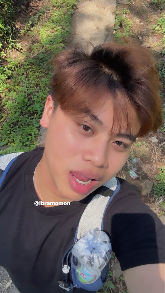 Momons tweet media