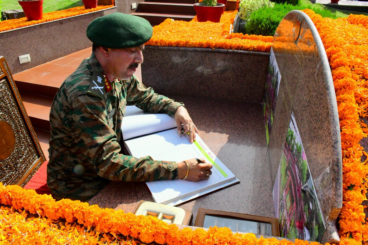 NorthernComd_IA's tweet photo. Lt Gen Vijay B Nair, #COS_NC laid wreath at #DhruvaWarMemorial, on relinquishing the appointment of Chief of Staff #NorthernCommand, paid homage in eternal gratitude to the #Bravehearts who made the supreme sacrifice for the nation. Paying tributes to the courage, sacrifice and devotion of all ranks; he remarked that he was proud, humbled and grateful for the privilege of being the Chief of Staff. The General Officer shall take over as Commandant of Infantry School, #Mhow shortly.
#AlwaysInCombat
@adgpi