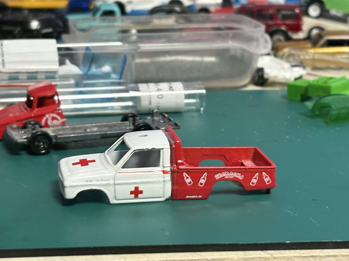 porschegmbh's tweet image. #トミカ #TOYOTA   #ハイラックス  #RN15 @stickyfrog_  #MOONEYES 
初代ハイラックスのリムをキメて完成👍これをこうして、ゴソゴソ……はい！完成✨️