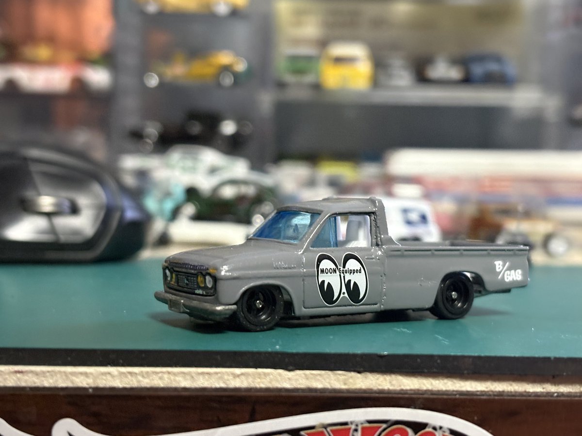 porschegmbh's tweet image. #トミカ #TOYOTA   #ハイラックス  #RN15 @stickyfrog_  #MOONEYES 
初代ハイラックスのリムをキメて完成👍これをこうして、ゴソゴソ……はい！完成✨️