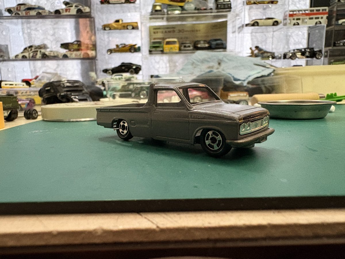 porschegmbh's tweet image. #トミカ #TOYOTA   #ハイラックス  #RN15 @stickyfrog_  #MOONEYES 
初代ハイラックスのリムをキメて完成👍これをこうして、ゴソゴソ……はい！完成✨️