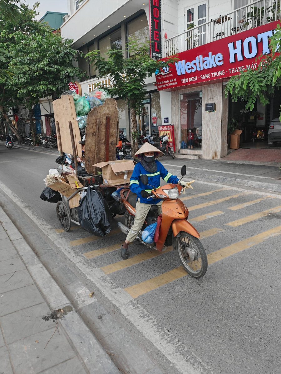 Sukani123's tweet image. Zu Fuß durch Hanoi...
#Vietnam ❤️