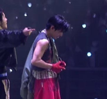 Was watching a Taehyung 'Body to body' fancam and then this happened